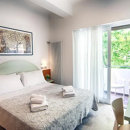 Lucia Hotel 2*