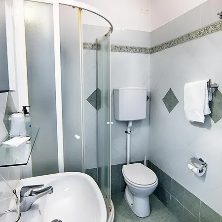 Lucia Hotel 2*